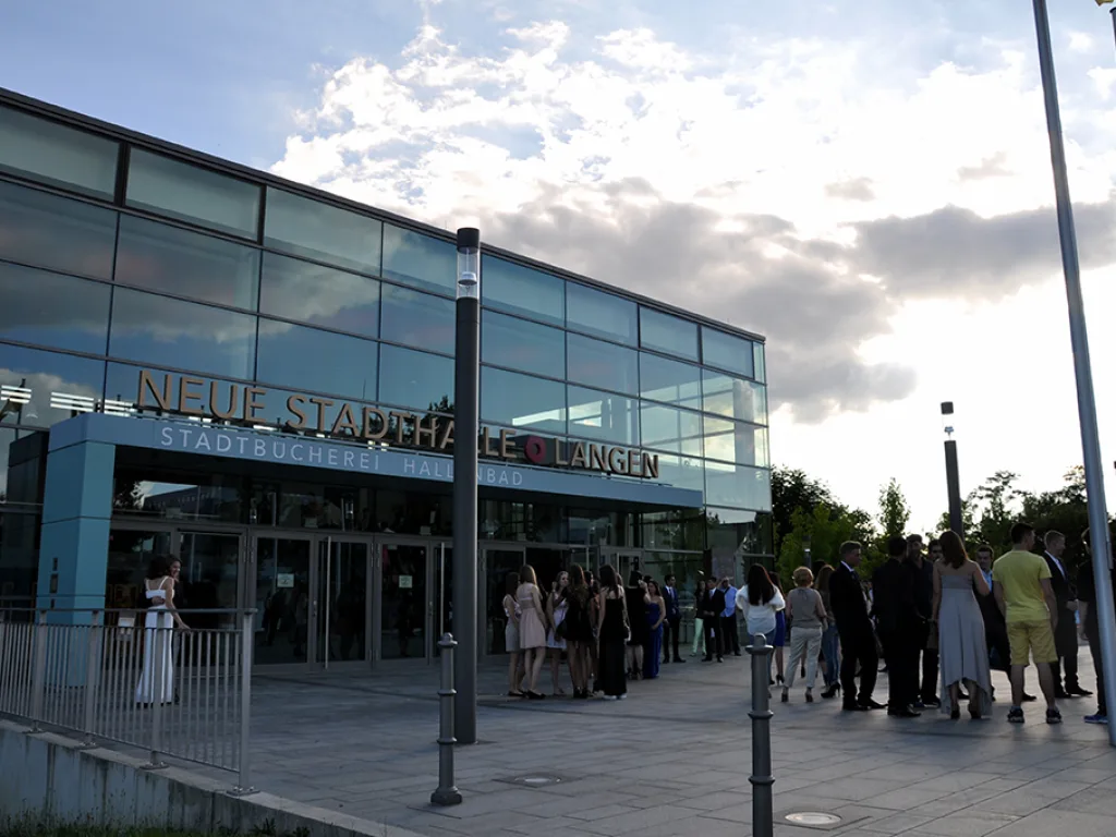 Die Neue Stadthalle Langen von außen am Abend.